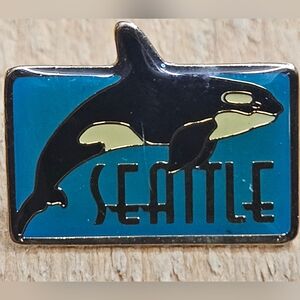 SEATTLE ORCA KILLER WHALE VINTAGE ENAMEL PIN SOUVENIR COLLECTIBLE PINBACK